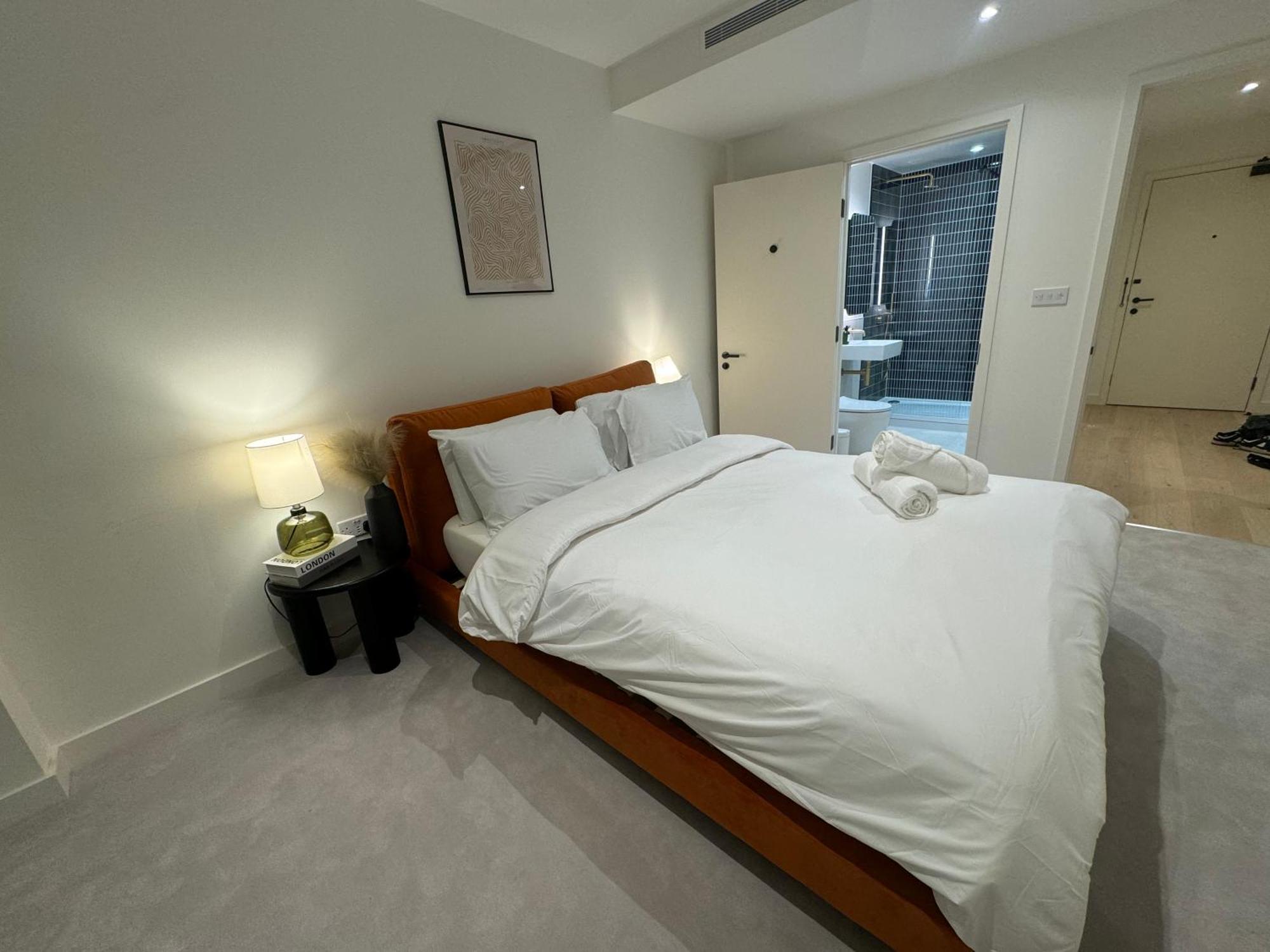 Waterside Near O2 Royal Dock With Parking And Ac *