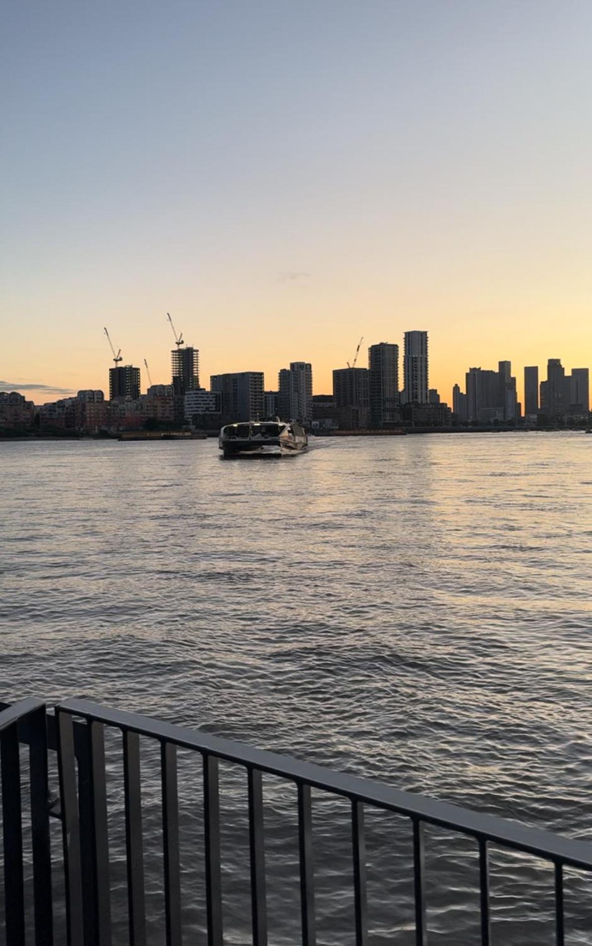Waterside Near O2 Royal Dock With Parking And Ac Apartment