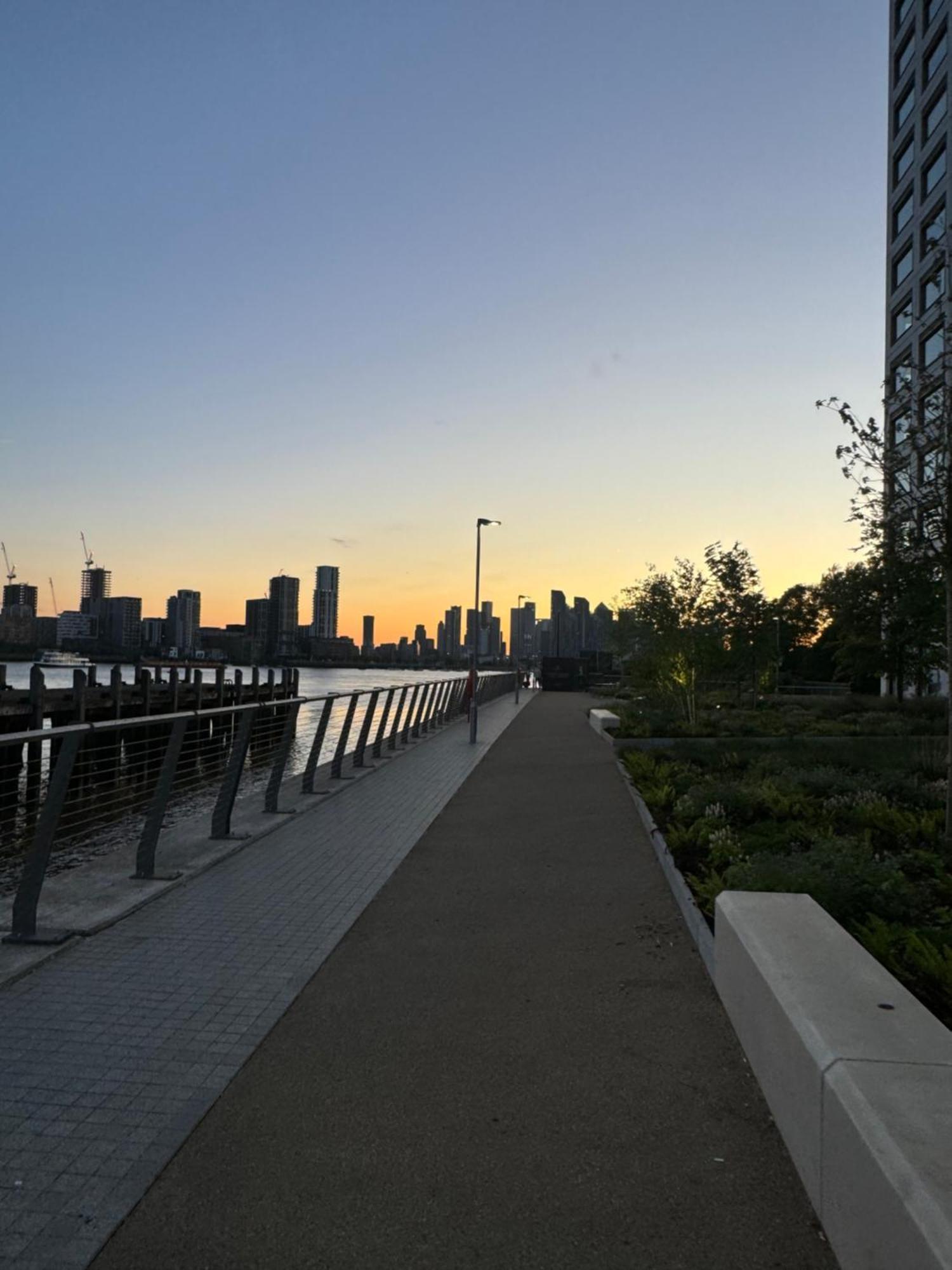 Waterside Near O2 Royal Dock With Parking And Ac Apartment London