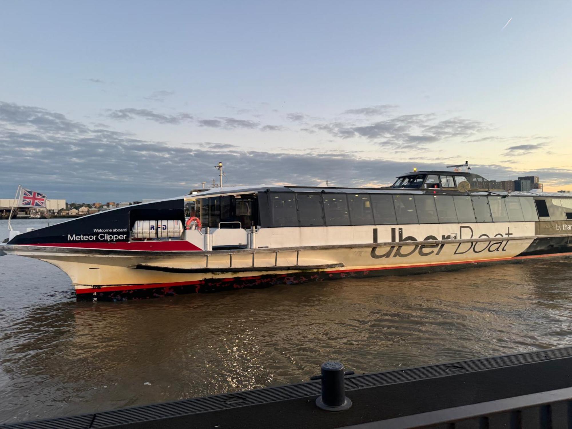 Waterside Near O2 Royal Dock With Parking And Ac Apartment *